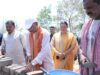 मुख्यमंत्री ने ईंट जोड़कर किया श्रमदान : भैंसामुड़ा में पीएम आवास निर्माण का किया औचक अवलोकन