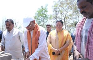 मुख्यमंत्री ने ईंट जोड़कर किया श्रमदान : भैंसामुड़ा में पीएम आवास निर्माण का किया औचक अवलोकन