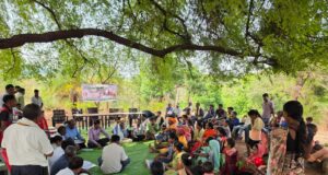सुशासन तिहार -2026,पहाड़ी रास्तों से होते हुए गांव तक पहुंचे सीईओ, एसडीएम,मुंजालगोंदी में नीम पेड़ के नीचे लगाई चौपाल