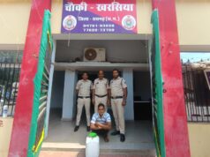 “ऑपरेशन आघात” के तहत पुलिस की कार्रवाई, बाइक से महुआ शराब खपाने जा रहा आरोपी गिरफ्तार, 15 लीटर अवैध महुआ शराब और बाइक जब्त