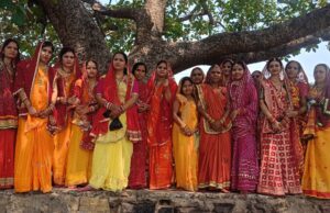 मस्तूरी के सुहागिनों ने वट वृक्ष का परिक्रमा कर वट सावित्री पूजा धूमधाम से मनाये पति की दीर्घायु और अखंड सौभाग्य की कामना किए