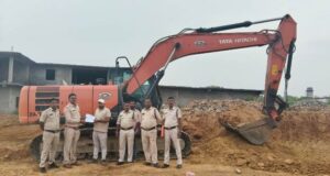 सड़क निर्माण के लिए बिना अनुमति हो रहा था मिट्टी-मुरूम का उत्खनन