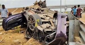 भीषण हादसा: 250 किमी/घंटा की रफ्तार से दौड़ रही BMW डिवाइडर से टकराई; दो की मौत, इंजन 30 मीटर दूर गिरा