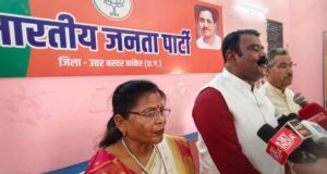 कांकेर । 25 जून 1975 को तात्कालीन प्रधानमंत्री इंदिरा गांधी द्वारा लोकतंत्र की हत्या करते हुए देश पर जबरन थोपे गये आपातकाल काले दिवस के विरोध में आज भाजपा कार्यलय कमल सदन कांकेर में प्रेसवार्ता का आयोजन किया गया जिसमे मुख्य वक्ता के रूप में केशकाल विधायक नीलकंठ टेकाम उपस्थित रहे ।