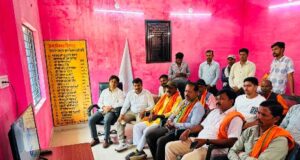 लिमतरा में कार्यकर्ताओं ने सुनी प्रधानमंत्री मोदी के मन की बात