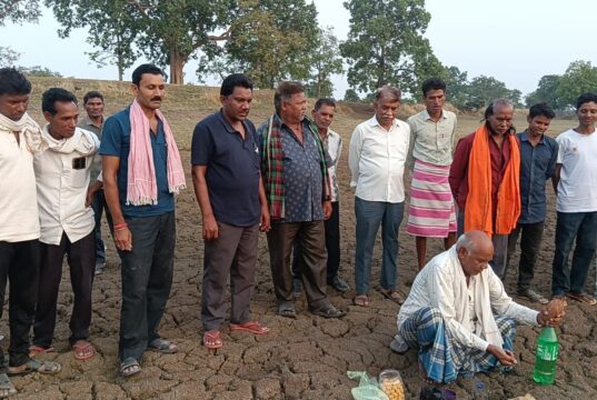 भाजपा नेता द्वारिका रेखा टंडन ने पूजा अर्चना कर नया तालाब गहरीकरण का किया शुभारंभ