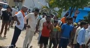 टिकारी में दर्दनाक सड़क हादसा: ईंट लदे माजदा ने किशोर को कुचला, मौके पर मौत ग्रामीणों ने किया चक्काजाम
