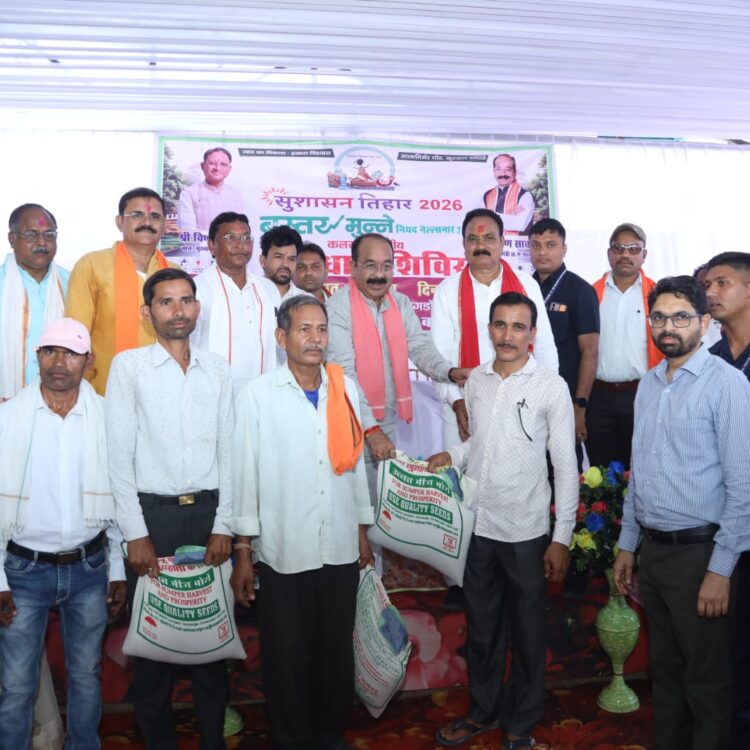 सुशासन तिहार: ग्राम कोटतरा में उपमुख्यमंत्री श्री साव ने किया सामग्री व किट वितरण