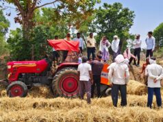 बेलर मशीन से पैरा के बंडल बनाकर पराली प्रबंधन का किया गया प्रदर्शन