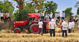 बेलर मशीन से पैरा के बंडल बनाकर पराली प्रबंधन का किया गया प्रदर्शन