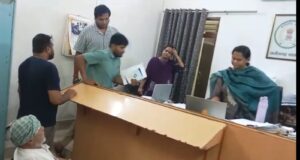 मस्तूरी तहसीलदार ने दिखाई संवेदनशीलता तुरंत कुर्सी मंगवाकर बुजुर्ग की सुनी फरियाद