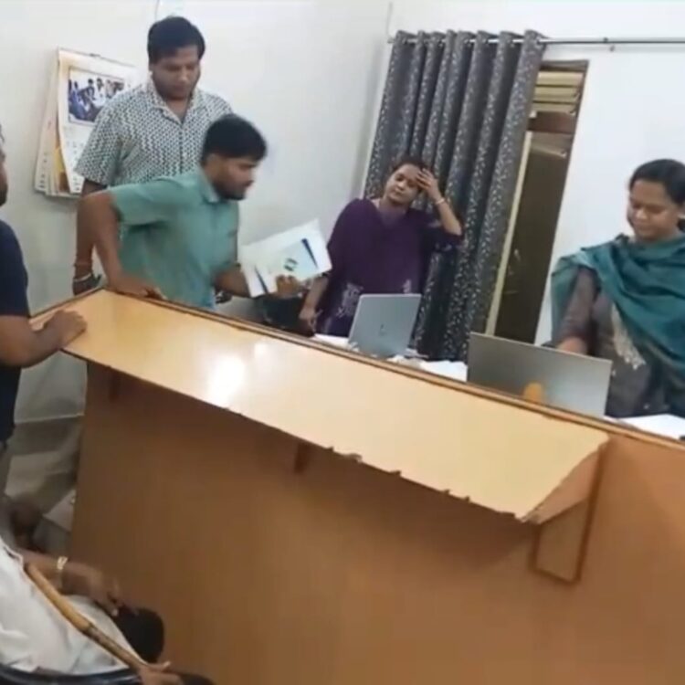 मस्तूरी तहसीलदार ने दिखाई संवेदनशीलता तुरंत कुर्सी मंगवाकर बुजुर्ग की सुनी फरियाद