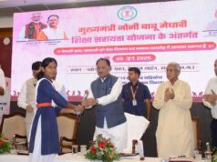 मुख्यमंत्री के हाथों मेधावी छात्रा को मिली 2 लाख रुपये की सहायता