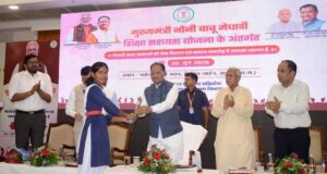 मुख्यमंत्री के हाथों मेधावी छात्रा को मिली 2 लाख रुपये की सहायता