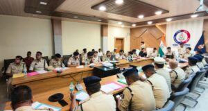 पुलिस अधीक्षक निखिल अशोक कुमार राखेचा द्वारा जिले के समस्त राजपत्रित अधिकारियों एवं थाना प्रभारियों की समीक्षा बैठक ली गई