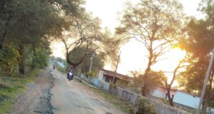 धोबनी-बेलादुला मार्ग की बदहाली बनी चिंता का विषय, बरसात में स्कूली बच्चों और ग्रामीणों की बढ़ी मुश्किलें