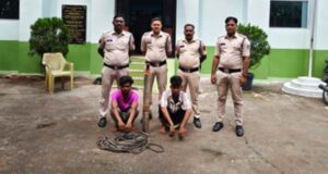 पोल्ट्री फार्म से बोर पंप चुराने वाले दो युवक चढ़े पुलिस के हत्थे, चक्रधरनगर पुलिस की त्वरित विवेचना से 24 घंटे में चोरी की वारदात का पर्दाफाश