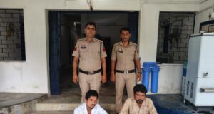 जोबी पुलिस की ग्राम डोमनारा में दबिश, 7 लीटर महुआ शराब के साथ 2 आरोपी गिरफ्तार