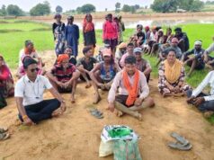 बरसात की फुहारों के बीच खेत में गूंजा ‘मन की बात ‘ धान रोपाई करते हुए ग्रामीणों ने सुना प्रधानमंत्री नरेंद्र मोदी का 136वां ‘मन की बात’ कार्यक्रम