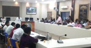 प्रधानमंत्री आवास योजना की प्रगति की समीक्षा करने जिला पंचायत सीईओ ने ली बैठक
