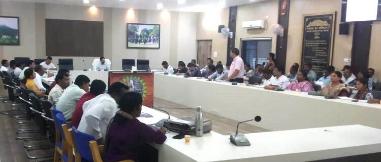 प्रधानमंत्री आवास योजना की प्रगति की समीक्षा करने जिला पंचायत सीईओ ने ली बैठक