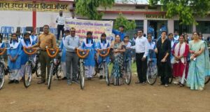 सायकल वितरण के परिणाम स्वरूप छत्तीसगढ़ में छात्राओं की स्कूल उपस्थिति में हुई वृद्धि ओखर हायर सेकेंडरी स्कूल में हुआ छात्राओं को सायकल वितरण