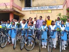 निःशुल्क साइकिल पाकर खिल उठे छात्राओं के चेहरे, विधायक रेणुका सिंह ने कहा— मेहनत ही सफलता की सबसे बड़ी कुंजी
