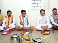 गुरु भक्ति और सादगी की मिसाल: मुख्यमंत्री श्री विष्णु देव साय ने श्रद्धालुओं संग पंगत में बैठकर ग्रहण किया भंडारा प्रसाद