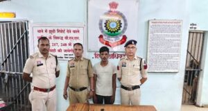 तीर-धनुष, लोहे का कत्ता के साथ लोगों को धमका रहा आरोपी गिरफ्तार, आर्म्स एक्ट में कार्रवाई