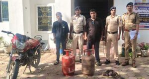 दो चोर व चोरी का माल खरीदने वाला बर्तन व्यवसायी गिरफ्तार, कोतवाली पुलिस ने सुलझाया दो चोरी का मामला