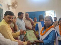 नवप्रवेशी छात्राओं का चंद्र प्रकाश सूर्या ने तिलक मिष्ठान तथा पुष्पाहार से किया स्वागत