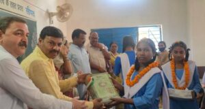 नवप्रवेशी छात्राओं का चंद्र प्रकाश सूर्या ने तिलक मिष्ठान तथा पुष्पाहार से किया स्वागत