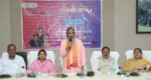 ‘दीदी के गोठ’ के विशेष प्रसारण में महिलाओं ने साझा किया आत्मनिर्भर बनने का अनुभव सांसद श्री नाग ने किया ‘कांकेयर‘ उत्पाद समूह की वेबसाइट एवं पैकेजिंग यूनिट का शुभारंभ कहा- केन्द्र एवं राज्य सरकार की आजीविकामूलक योजनाओं से जुड़कर जिले की महिलाएं हो रहीं आर्थिक रूप से सशक्त व आत्मनिर्भर