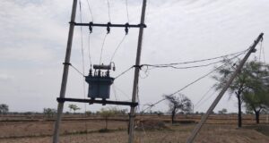 एक महीने से खराब पड़ा कृषि ट्रांसफार्मर, सिंचाई ठप; उपमुख्यमंत्री और केंद्रीय राज्यमंत्री के क्षेत्र में किसान परेशान