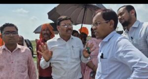 एनटीपीसी सीपत के अड़ियल रवैया से किसान अपनी ही जमीन पर दलदल से हो रहे है परेशान किसानों को वर्षो से मुआवजा नहीं चंद्र प्रकाश सूर्या ने किया पहल