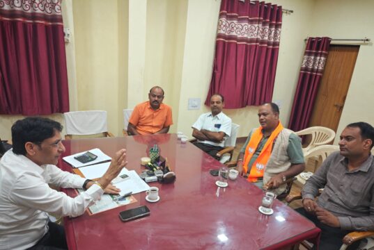 बारिश में बिगड़ी बिजली व्यवस्था, नागरिक मंच ने अधीक्षण मंत्री से की मुलाकात, फ्यूज कॉल सुधारने की उठाई मांग