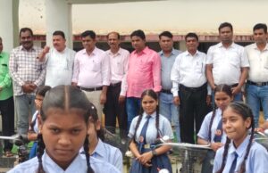 स्वामी आत्मानंद विद्यालय, पचपेड़ी में सरस्वती साइकिल योजना के अंतर्गत अतिथि के हाथो हुआ छात्राओं को साइकिल वितरण