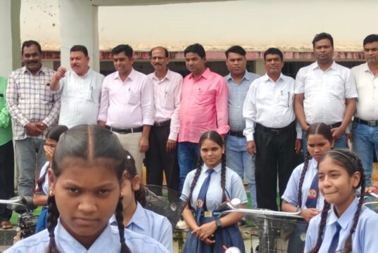स्वामी आत्मानंद विद्यालय, पचपेड़ी में सरस्वती साइकिल योजना के अंतर्गत अतिथि के हाथो हुआ छात्राओं को साइकिल वितरण