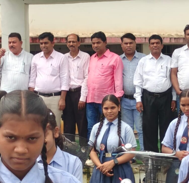 स्वामी आत्मानंद विद्यालय, पचपेड़ी में सरस्वती साइकिल योजना के अंतर्गत अतिथि के हाथो हुआ छात्राओं को साइकिल वितरण
