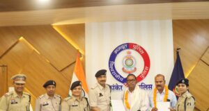 लगभग चार दशक की गौरवपूर्ण पुलिस सेवा को सलाम : एएसआई समसुद्दीन खान एवं प्रधान आरक्षक महादेव शोरी को कांकेर पुलिस ने दी सम्मानपूर्ण एवं भावभीनी विदाई।