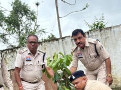 मस्तूरी थाना परिसर में थाना प्रभारी के साथ अधिकारियों ने किया पौधा रोपण