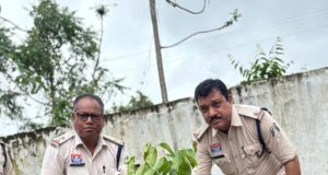 मस्तूरी थाना परिसर में थाना प्रभारी के साथ अधिकारियों ने किया पौधा रोपण