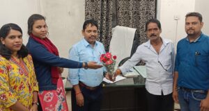 मस्तूरी तहसील में पदस्थ तहसीलदार लखेश्वर किरण का स्थानीय पत्रकारों सामाजिक कार्यकर्ताओं द्वारा बुके भेंट कर आत्मीय स्वागत एवं सम्मान किया गया