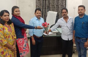 मस्तूरी तहसील में पदस्थ तहसीलदार लखेश्वर किरण का स्थानीय पत्रकारों सामाजिक कार्यकर्ताओं द्वारा बुके भेंट कर आत्मीय स्वागत एवं सम्मान किया गया