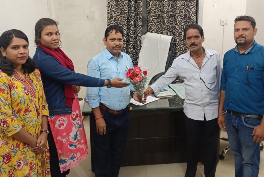मस्तूरी तहसील में पदस्थ तहसीलदार लखेश्वर किरण का स्थानीय पत्रकारों सामाजिक कार्यकर्ताओं द्वारा बुके भेंट कर आत्मीय स्वागत एवं सम्मान किया गया
