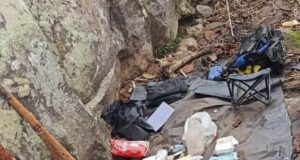थाना कोयलीबेड़ा जिला कांकेर-नारायणपुर बार्डर ग्राम आलपरस-गुमचुर के मध्य जंगल-पहाड़ी क्षेत्र से नक्सल डम्प से हथियार सहित अन्य सामग्री बरामद।