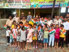 तिरंगा यात्रा में शामिल बच्चों का मस्तूरी थाना प्रभारी सलीम खाख़ा ने तिरंगा ध्वज देकर किया सम्मान बच्चों में दिखी भारी उत्साह