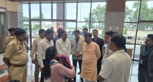 घायल जवानों से मिले वन मंत्री श्री केदार कश्यप, बेहतर उपचार के दिए निर्देश
