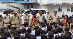 नन्हे विद्यार्थियों ने जाना पुलिस का कार्य और समझे सड़क सुरक्षा के नियम ।