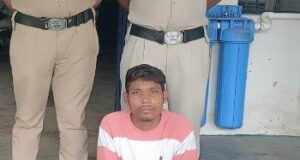 घर के आंगन में अवैध शराब बिक्री करते आरोपी को पकड़ा, 15 लीटर महुआ शराब जब्त